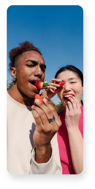 朋友相伴的快乐瞬间